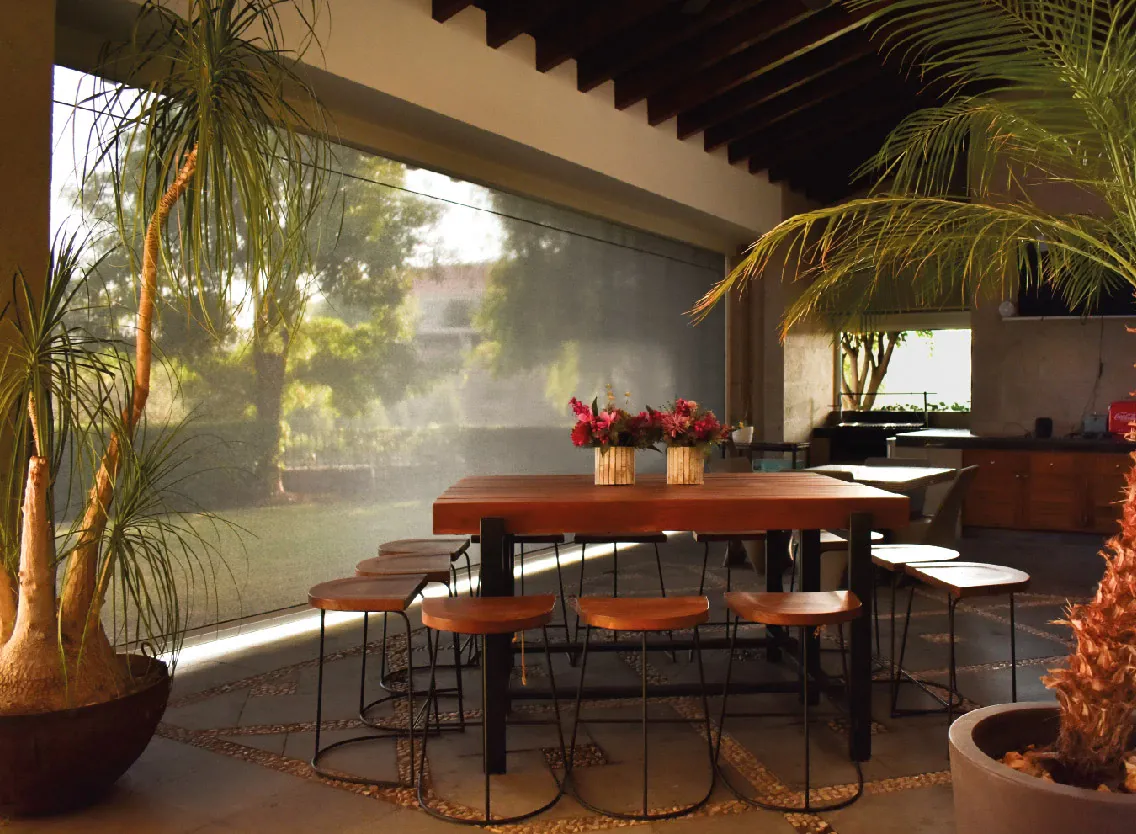 Gabín cuenta con una gran variedad de toldos funcionales que permiten disfrutar de tus espacios exteriores protegiéndote del sol, lluvia, viento, mosquitos y más.