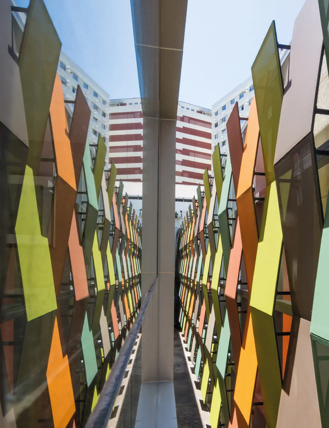 Fachadas modernas y creativas para cualquier tipo de construcción. Además de ser una excelente solución de ventilación, con Revesto se pueden crear diseños únicos que harán resaltar la estructura.