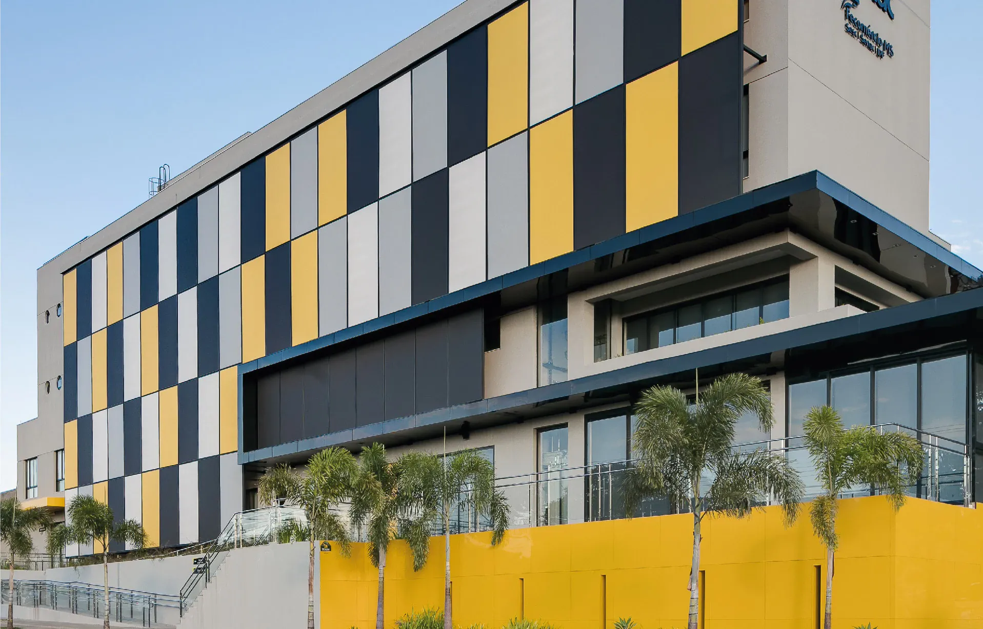 Renueva la fachada de los edificios sin necesidad de pintar o construir. Esta fachada textil que Gabín y Stobag ofrecen es de fácil instalación y larga durabilidad. Innovaciones de diseño y arquitectura a tu alcance.