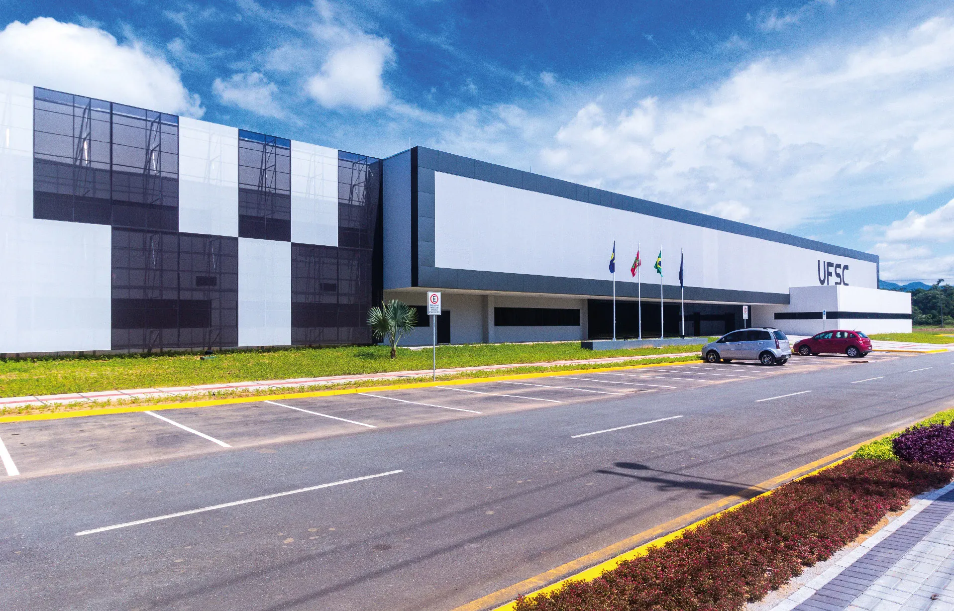 La fachada textil Revesto cubre el área deseada de edificios, obras arquitectónicas y remodelaciones. Gabín ofrece una gran variedad de colores a elegir y la opción de impresión en el tejido.